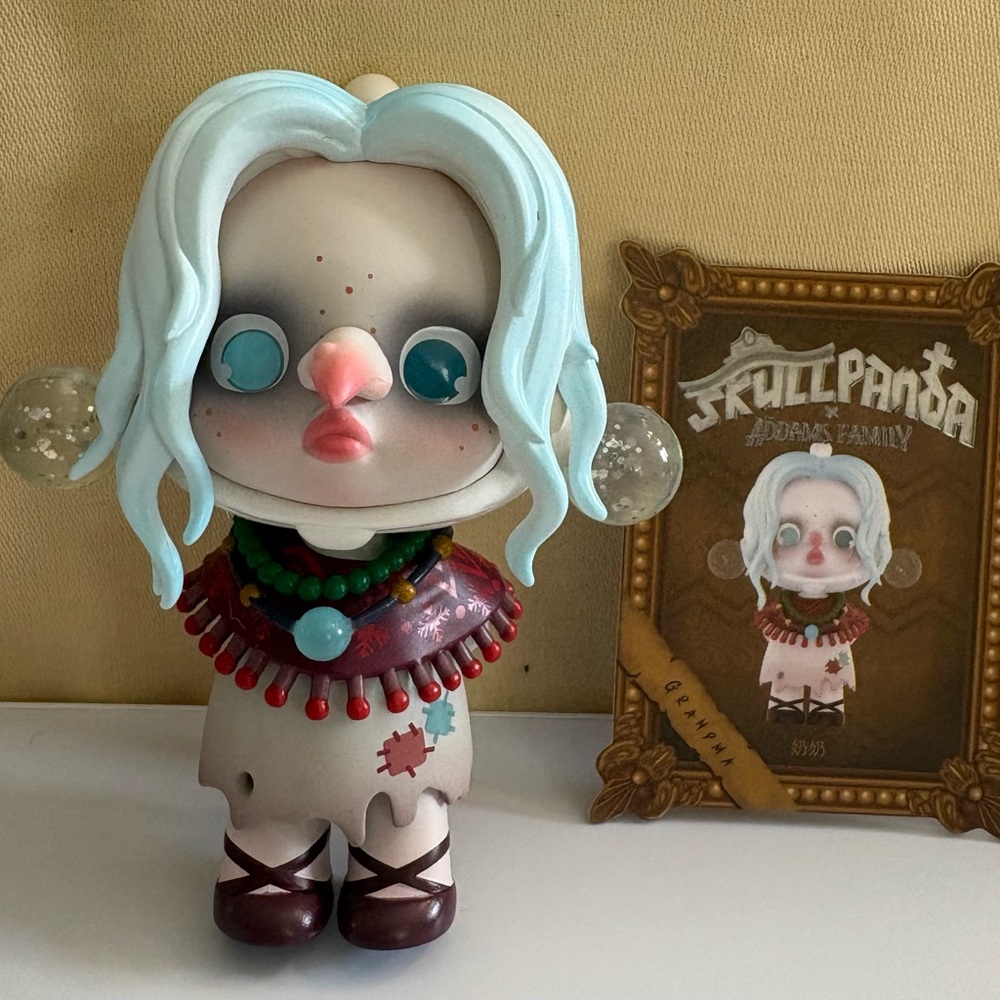 Skull Panda collab w/ Addams Family, featuring Grandma. Has detachable nose!